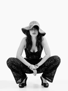 Daisy Lowe feet photo thumbnail