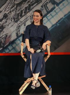 Daisy Ridley feet photo thumbnail