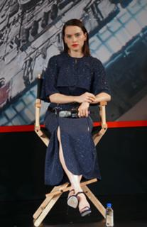 Daisy Ridley feet photo thumbnail