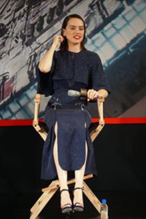 Daisy Ridley feet photo thumbnail