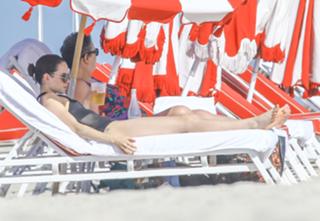 Daisy Ridley feet photo thumbnail