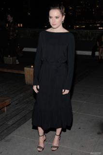 Daisy Ridley feet photo thumbnail