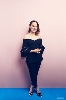 Daisy Ridley feet photo thumbnail
