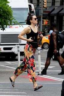 Daisy Ridley feet photo thumbnail