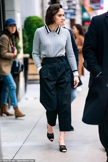 Daisy Ridley feet photo thumbnail