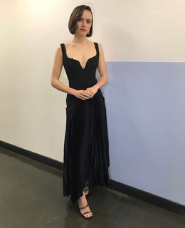Daisy Ridley feet photo thumbnail