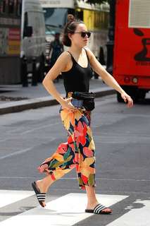Daisy Ridley feet photo thumbnail