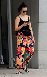 Daisy Ridley feet photo thumbnail