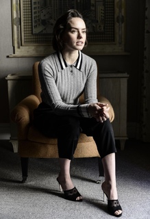 Daisy Ridley feet photo thumbnail