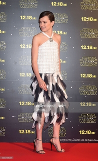 Daisy Ridley feet photo thumbnail
