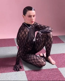 Daisy Ridley feet photo thumbnail