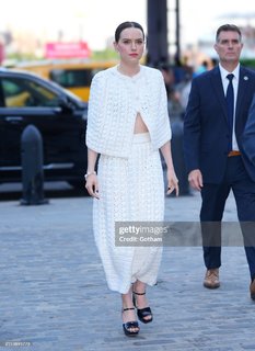 Daisy Ridley feet photo thumbnail