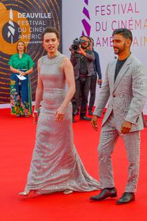 Daisy Ridley feet photo thumbnail
