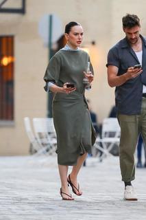 Daisy Ridley feet photo thumbnail