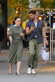 Daisy Ridley feet photo thumbnail