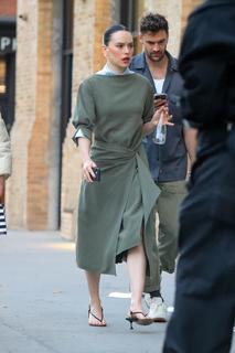 Daisy Ridley feet photo thumbnail