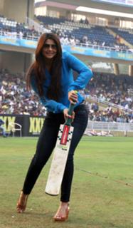 Daisy Shah feet photo 20