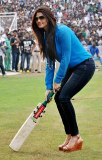 Daisy Shah feet photo 19