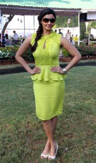 Daisy Shah feet photo 16