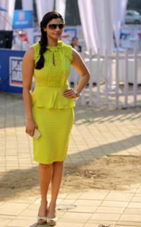 Daisy Shah feet photo 9