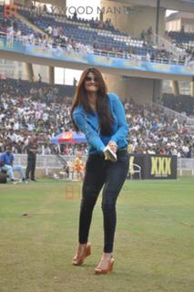 Daisy Shah feet photo 17