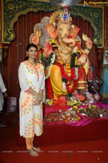 Daisy Shah feet photo 10