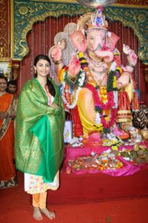 Daisy Shah feet photo 9