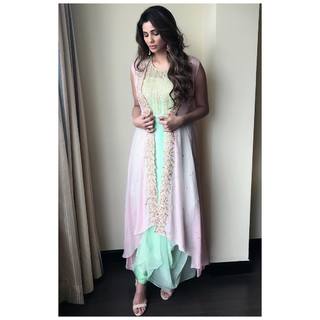 Daisy Shah feet photo 17