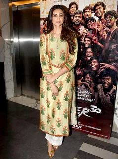 Daisy Shah feet photo 18