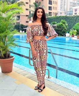 Daisy Shah feet photo 16