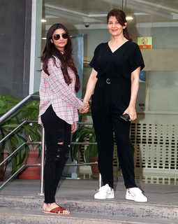 Daisy Shah feet photo 15