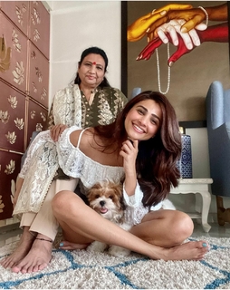 Daisy Shah feet photo 17