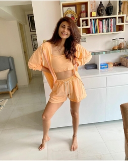 Daisy Shah feet photo 10