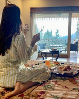 Daisy Shah feet photo 6