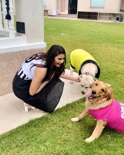 Daisy Shah feet photo 14