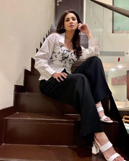 Daisy Shah feet photo 9