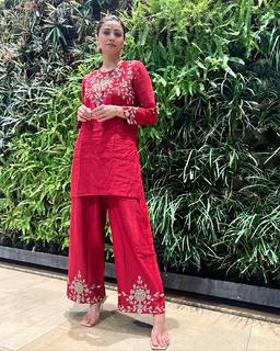 Daisy Shah feet photo 19