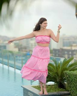 Daisy Shah feet photo 15