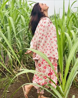 Daisy Shah feet photo 1