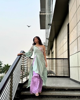 Daisy Shah feet photo 12