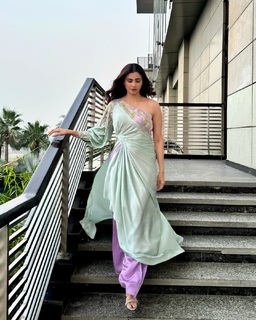 Daisy Shah feet photo 11