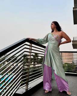 Daisy Shah feet photo 10