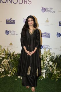 Daisy Shah feet photo 4