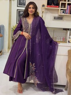 Daisy Shah feet photo 9