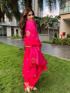 Daisy Shah feet photo 7