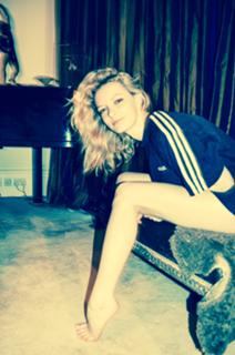 Dakota Blue Richards feet photo 11
