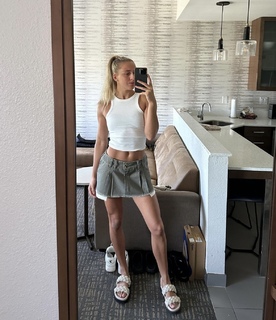 Dakota Ditcheva feet photo thumbnail