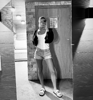 Dakota Ditcheva feet photo thumbnail