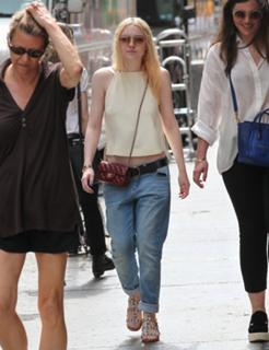 Dakota Fanning feet photo thumbnail