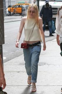 Dakota Fanning feet photo thumbnail